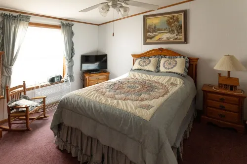 3 Bedroom Cottage with Lake Views