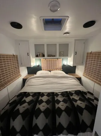 Modern Vintage Camper w/ Peaceful Private Yard Отели рядом с достопримечательностью «Jordan Schnitzer Museum of Art»