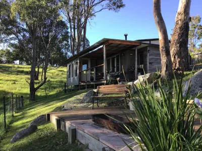 Cabin amongst the trees. Near to beaches and shops. Dog and horse friendly Hotels in der Nähe von Moruya Museum