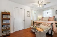 Charming 2-bedroom cottage in lovely Folsom with WiFi, AC and gorgeous views