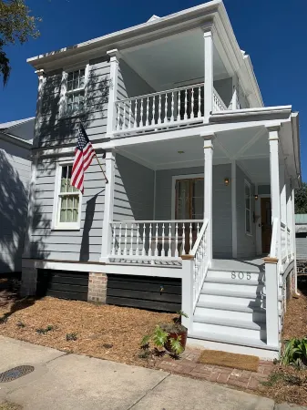 Completely Renovated Historic Home in Perfect Location of Downtown Beaufort Отели рядом с достопримечательностью «Spanish Moss Trail Train Depot»