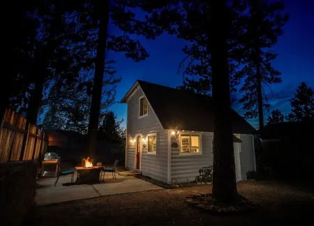 WALK TO THE VILLAGE! ! Come Relax In Big Bear! Dog Friendly! Отели рядом с достопримечательностью «оз. Биг Бэар»