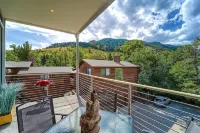 Breathtaking Views! 15 minute walk to Pearl St 5 minutes to Hiking.