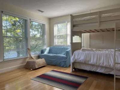 Private Beach on Pond, Linens Included, Kayak & Canoe. All Rooms w/ Pond Views!