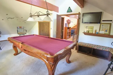 Quiet & Large house - Hot Tub, Pool table, Fast WiFi, EV charger -  close to all Отели в г. Тахо Виста