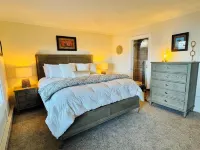 Luxury Re-modeled Lake Front, Stunning Views - Private beaches, piers, hiking