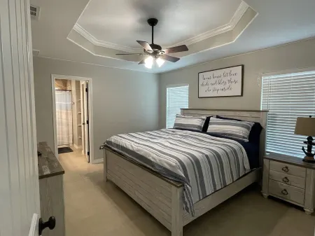 Relaxing 3 bed lake house steps from Canyon Lake Отели в г. Каньон Лейк