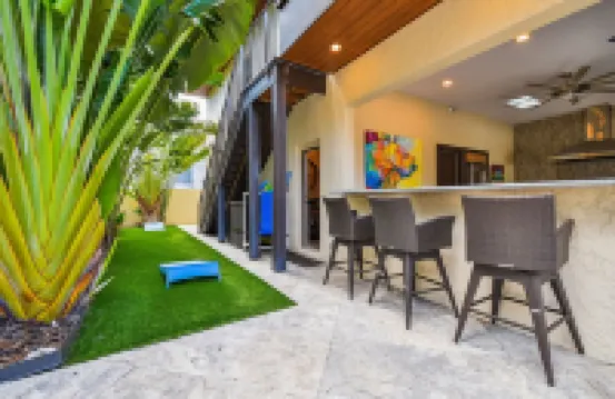 Modern Pool House Oasis