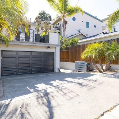 Walk to the Beach/Rooftop Deck with Views/7 beds- 2 Kings/ A/C