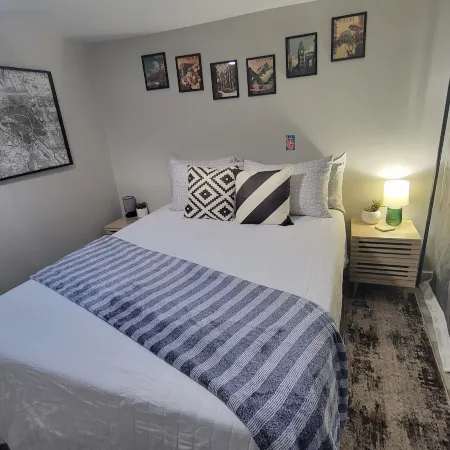 The Lazy Cottage at the base of Pikes Peak w/private hot tub