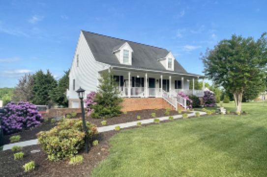 GREAT LOCATION! Private and roomy 1 bdrm, bath & den