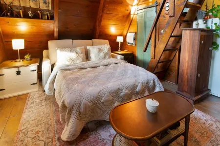 Piney Woods A-Frame on Lake D’Arbonne Отели в г. Юнион Пэриш