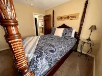 Secluded Cabin with Cozy Fireplace and Jetted Tub! 5-Minutes to Branson Landing