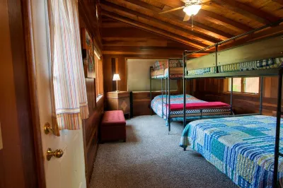4 Bedroom Home Central Location Hotels near David Traylor Zoo of Emporia