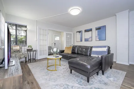 Delaney House w Private Backyard Отели рядом с достопримечательностью «Кемпинг Уорлд»