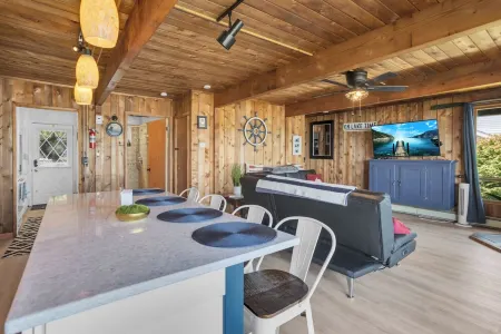 Cozy 3BR lakefront cottage with hot tub perfect for families w/ private dock.