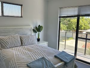 Tidy centrally located townhouse with internet