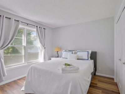 Stunning 5 BR, 2 King Bed, 2 Garage, 4 BTH Family Friendly Home with Hot Tub