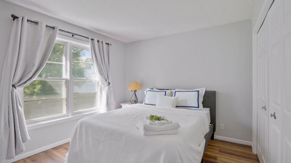 Stunning 5 BR, 2 King Bed, 2 Garage, 4 BTH Family Friendly Home with Hot Tub