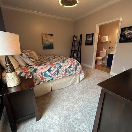 Auburn First Floor Condo. Walking Distance To Jordan Hare and Auburn Arena