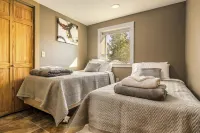 5 BR Duplex with Hot Tub & Firepit 1 minute from Killington Resort! Hotels near Killington Ski Club