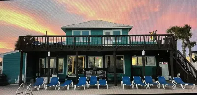 Walk Distance to the beach, pet friendly, Family Vacation Home. Hotel dekat Capt Salty Charters
