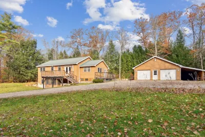 Pinewood Haven: Log Cabin + Treehouse + Hot Tub in Mount Washington Valley