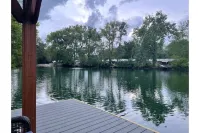 House on 7 acre lake. Newly Renovated 3 Bed 2 Bath 마켓 플라자 쇼핑센터 주변 호텔
