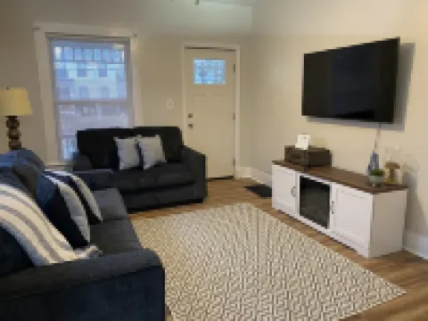 A great stay, close to Spire, GOTL, & Wineries....King Bed! 杰尼瓦酒店