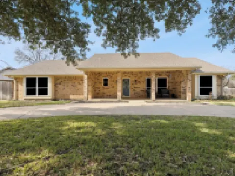 Cozy Pet-Friendly Retreat, Seasonal Pool & Fireplace, Sleeps 10 クリーバーンのホテル