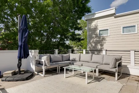 Elegant 3-Bedroom Home with Stunning Rooftop Deck & Dining Area Отели рядом с достопримечательностью «The Museum of the Confederacy»