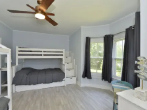 Entire 1 Bedroom Apartment in Lovely Family Vacation Lake House. Pets welcome! Hotels in Warwick
