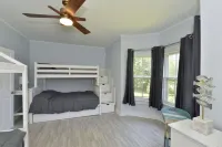 Entire 1 Bedroom Apartment in Lovely Family Vacation Lake House. Pets welcome!