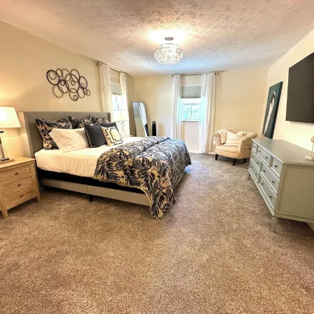 "Stay 'n Play" in Mason - Game Room/ 4 Season Room/ Wooded Private yard/ Firepit