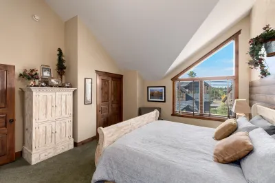 Mountain Living at its Finest! Ski-In-and-Out, Pvt Hort Tub, Jacuzzi, Sleeps 9