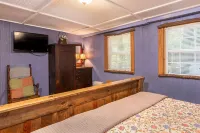 The Tree House, Vintage Mountain Retreat