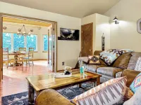 Hot Tub / Fireplace / Fire Pit / BBQ / Rec Room / Views / Quiet / WD