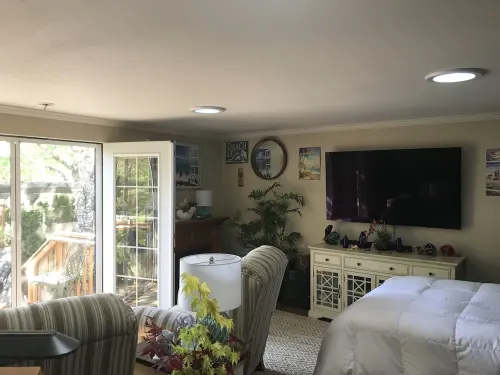 Beautiful Gardens, Outdoor Shower, Hot Tub, Steam Sauna, Cold plunge pool.