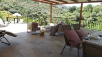 Casa rural rodeada de arboles frutales con piscinas privadas y wifi