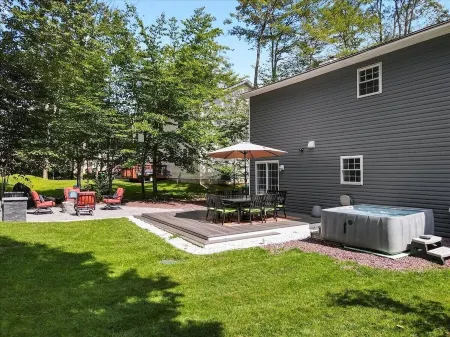 Pocono’s Mountain winter getaway! Отели рядом с достопримечательностью «Community Church»