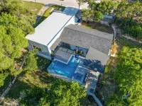 Modern Austin home with private pool/ hot tub & lake access, 2 stand up boards! Hotel in zona Oasis Texas balcony view