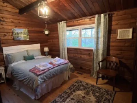 Bean’s Place - Adorable ridge top cabin five miles from Ohio University!