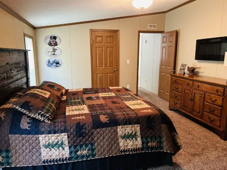 Secluded Farm near Bennett Springs State Park, 66 Robin Ln Tunas, MO 65764