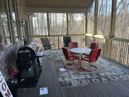 SPACIOUS 5/3 SCREENED PORCH AND PATIO, LAKE VIEW