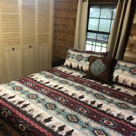 Cedar Ridge Log Cabin on 14 acres - Pet Friendly!
