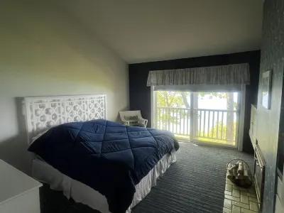Stunning Views! 2 King Bdrms w Private Bathrooms. Walk to Lake Michigan Beach!