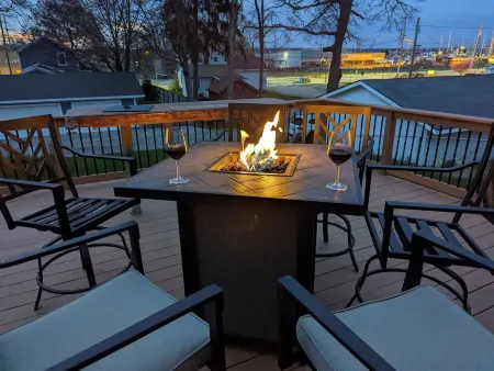 Gorgeous, stylish Muskegon Home - in wonderful Lakeside District! Отели рядом с достопримечательностью «Беюкма Плейфилд»