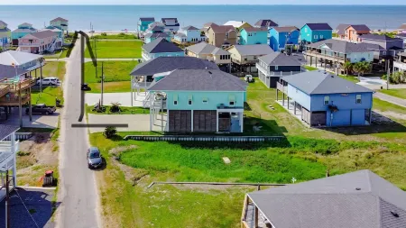 Massive Swimspa ~ Ocean Views ~ Short Walk to Beach ~ Starlink Internet ~ Games