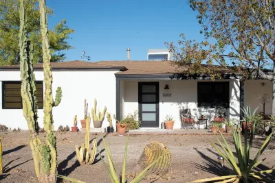 Quaint N. Central Phoenix Home near Piestewa Peak and Phoenix Mountains Preserve Hotels in North Mountain