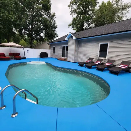 Private Pool Oasis Near Downtown w/ Grill & Fun!! Отели в г. Коновер